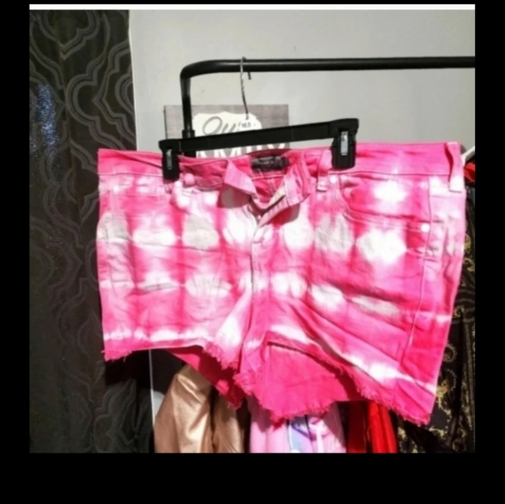 Like new Torrid 3.5 Inch Vintage Stretch Mid-Rise Short Size 18